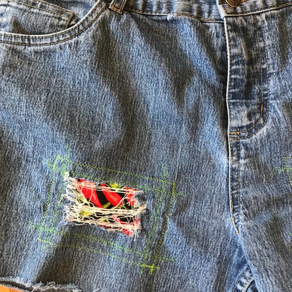 Upcycled Denim Ripped Jean Cutoff Shorts, Chili Peppers Theme, Women’s Size 6 - Picture 14 of 14
